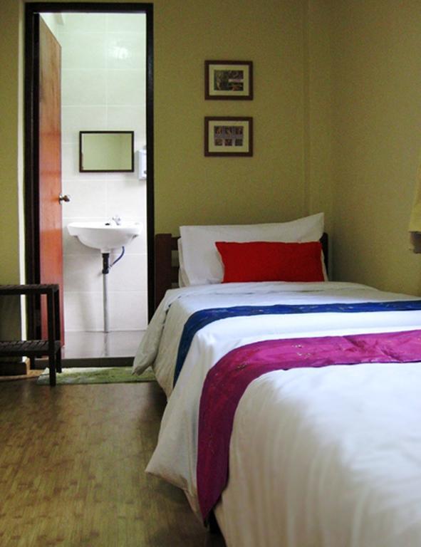 Beds Guesthouse Hostel Кучінг Номер фото